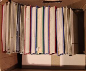 Finland. Kasse med lagerparti i 13 indstiksbøger med både stemplede og postfriskeubrugte mærker samt kartotek.