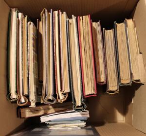 Realisation. Parti skandinavien i flyttekasse samt mindre kasse med samlingerindstiksbøger, udvalgshæfter, kartote i 2 større kasser m.m.