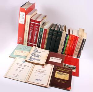 Litteratur. Kasse med div. kataloger over helsager og stempler fra USA, England, Schweitz m.v.
