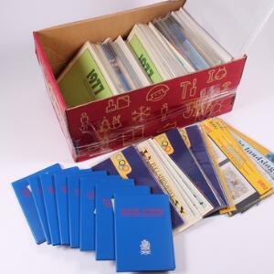 Island. ÅRSMAPPER. Stort parti på 123 årsmapper og minimapper i kasse fra perioden 1972 til 1991. Indeholder årsmapper fra 1972-1991 op til 12 af hver mappe,