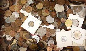 Æske med større samling af danske og udenlandske mønter, i alt ca. 7 kg mønter