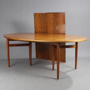 Arne Vodder Ovalt udtræksbord af palisander med to tillægsplader. Model 212. Udført hos Sibast Furniture. H. 72. L. 197297. B. 124. 3