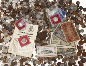 Album og æske med mønter fra hovedsagelig Danmark og Sverige, inkl. et større parti sølvmønter, inkl. erindringsmønter og skillingsmønter samt lidt sedler