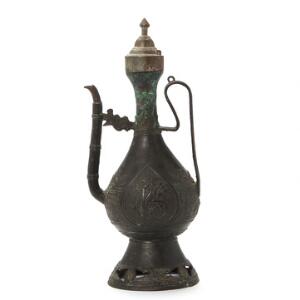 Kinesisk kande af bronze støbt med bladværk og skrifttegn, gennembrudt base, udført til det islamiske marked. 1819. årh. H. 36 cm
