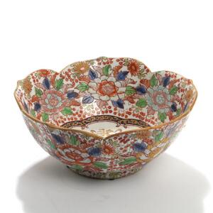 Kinesisk skål af porcelæn, dekoreret i emaljefarver med buket i vase og blomster. Mærket. 19.-20. årh. H. 11. Diam. 25.