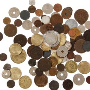 Lille æske med samling af hovedsagelig danske årgangsmønter samt lidt skillingsmønter og udenlandske mønter, i alt ca. 90 stk. i varierende kvalitet