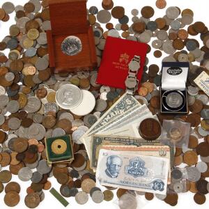 Æske med samling af hovedsagelig danske og svenske mønter, bl.a. mere end DKK 300,- i kurserende mønt, diverse