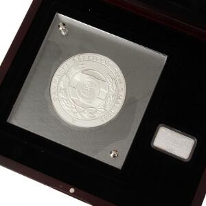 Medaille i serien Danmarks befrielse 1945, 1 kg i sølv, 9251000 samt 1 ounce sølvbarre 9991000 fra Mønthuset Danmark i original kasse