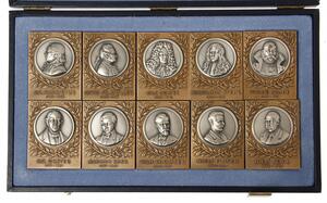 Æske med 10 stk. plaketter i bronze belagt med sølv over Danske Videnskabsmænd