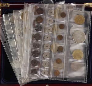 Lille samling inkl. erindringsmønter 7 stk., årgangsmønter bl.a. 2 kr 1924, 1938 2, 1959, 12 kr 1926, udland med en del Ag bl.a. USA, dollar 1923 etc.