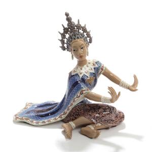 Jens Peter Dahl-Jensen Siamesisk tempeldanserinde. Figur af porcelæn, dekoreret i farver. Dahl-Jensen nr. 1125. H. 23,5.