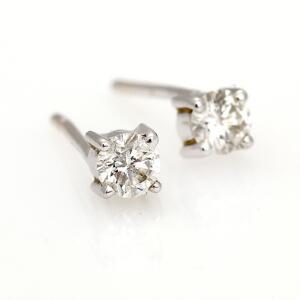 Et par diamantørestikker af 18 kt. hvidguld hver prydet med brillantslebet diamant. 2