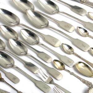 Bestik af sølv i forskellige mønstre, bestående af diverse skeer og gafler i alt 29 dele. Vægt ca. 905 gr. 19.-20. årh. 29