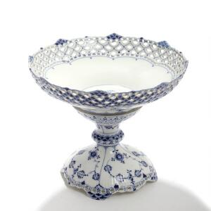 Arnold Krog Musselmalet helblonde. Opsats af porcelæn, Kgl. P., dekoreret i underglasur blå. Nr. 1011. H. 23. Diam. 28,5.