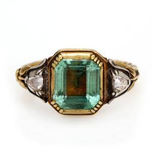 Akvamarin- og diamantring af 18 kt. guld prydet med facetslebet grøn akvamarin flankeret et rosenslebne diamanter. Str. ca. 55,5. Ca. 1930.