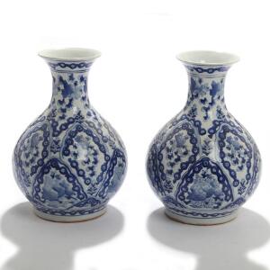 Et par kinesiske, pæreformede vaser af porcelæn, dekorerede i blåt med blomsterornamentik. 20. årh. H. 32. 2