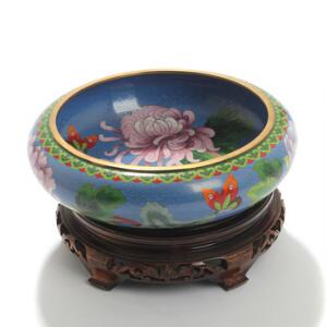 Orientalsk cloisonné skål, dekoreret i farver med blomster og sommerfugle, på stand af udskåret træ. 20. årh. H. ekskl. stand 8. Diam. 24.