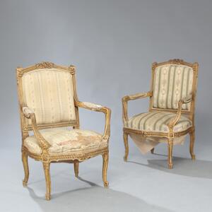 Et par armstole af forgyldt træ. Louis XVI form, 20. årh. 2