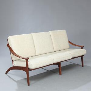 A. Hovmand-Olsen Tre-personers sofa med stel af teak. Hynder i sæde samt ryg betrukket med beige uld. Udført hos P. Mikkelsen.