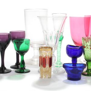 En samling glas, bestående af bl.a. to Egeløv, to Snerle, øjenskylleglas m.m. Heriblandt 3 barok kopiglas med snoninger. 18.-20. årh. 51