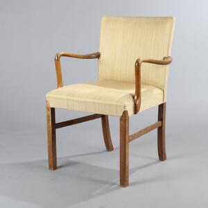 Ole Wanscher Armstol af mahogni, sæde og ryg med lyst betræk. Model FH 1752. Udført hos Fritz Hansen 1940erne.