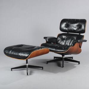 Charles Eames, Ray Eames Lounge chair. Hvilestol samt fodskammel med formbøjet skal af valnød, betræk af sort skind. 2