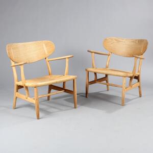 Hans J. Wegner CH 22. Et par armstole af eg med skalformede ryglæn, sæde af flettet papirgarn. 2