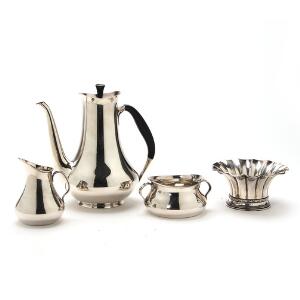 H. P. Jacobsen m. fl. Kaffeservice af sølv bestående af kaffekande, sukkerskål og flødekande samt lille skål. H. 5,5-20 cm. Vægt 920 gr. 4