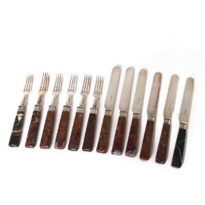 Frokostbestik med skafter af agat, bestående af seks gafler og seks knive. 20. årh. L. 17,5 og 20,5 cm. 12