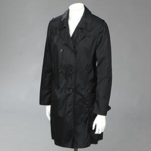 Prada Trenchcoat af sort nylon, str. 40, med bælte og skulderstropper. L. ca. 89 cm.