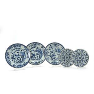 Tre Qianlong tallerkener og to mindre Wanli tallerkener af porcelæn, dekorerede i underglasur blå. 17.-18. årh. Diam. 21 og 27 cm. 5