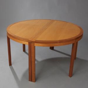 Christian Hvidt Cirkulært spisebord af mahogni bestående af to halvrunde dele. Udført hos Søborg møbler. 2