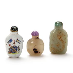 Tre kinesiske snusflasker, heraf en af ostindisk porcelæn med våben, en af agat med fugl og en af jade med drage i relief. 18.-19. årh. H. 4,5-7 cm. 3