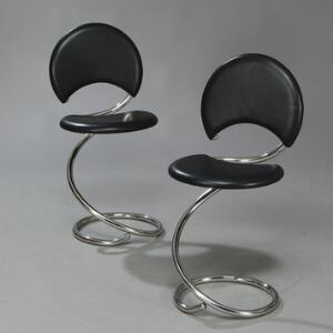 Poul Henningsen PH-501 Slangestol. Et par stole med stel af forkromet stål. Sæde og ryg betrukket med sort farvet skind. 2