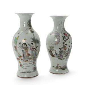 To kinesiske famille rose vaser af porcelæn. 20. årh. H. 43 og 46 cm. 2