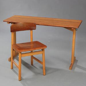 Børge Mogensen, Esben Klint Sæt af skolebord samt stol. Stel af bøg. Sæde, ryg samt bordtop af padouk. Udført hos Munch Møbler. 2