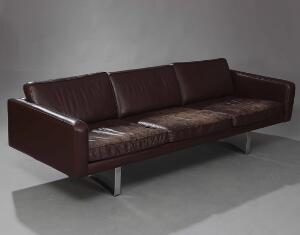 Bodil Kjær Fritstående tre-personers sofa med stel af forkromet stål. Sider, ryg samt løse hynder betrukket med brun skind.