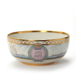 Jubilæumsbowle 1775-1975 af porcelæn, decoreret i farver og guld. Royal Copenhagen 12432500. Diam. 33,5 cm.