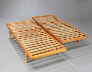 Poul M. Volther Et par daybeds med stel af bøg. Model H 9. Udført hos FDB. L. 186. B. 86. H. 34. 2