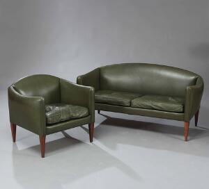 Illum Wikkelsø Fritstående to-pers. sofa samt lænestol med stel af palisander, betrukket med grønt farvet skind. 2