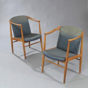 Dansk Snedkermester Et par armstole med stel af eg. Sæde samt ryg betrukket med blåt stof med messingbeslag. 2