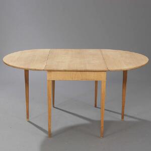 Frits Henningsen Spisebord af massiv lys eg. Profileret stel med seks tilspidsende ben. Top med to halvrunde udfoldsplader.