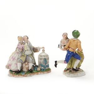 To figurer af porcelæn, dekorerede i farver. Höchsts og Wiens mærke. H. 15 og 16 cm. 2
