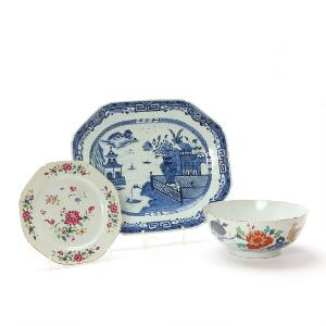 Kinesisk famille rose skål og tallerken samt blådekoreret fad. Qianlong 1736-1795. Diam. 23 cm. L. 40 cm. 3