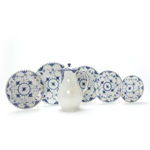 Musselmalet helblonde tallerkener af porcelæn, dekorerede i underglasur blå, samt kande i Prinsesse. Royal Copenhagen. 43