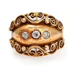 Diamantring af 18 kt. guld prydet med brillantslebne diamanter med ældre slibning. Str. 52,5. Ca. 1950.