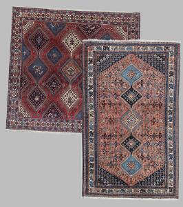 To Yalameh tæpper, Persien. Begge med klassisk ornamentik i form af sammenhængende hagemedaljoner. Ca. 2000. 202 x 193. 247 x 150.2