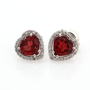 Et par granat-og diamantørestikker af 14 kt. hvidguld hver prydet med facetslebet hjerteformet granat omkranset af talrige brillantslebne diamanter.