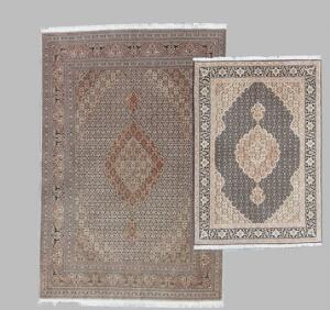 To Tabriz tæpper, begge med klassisk medaljon design. Knyttet med silkekonturer. Ca. 2000. 148 x 100. 218 x 152.2