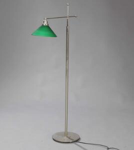Standerlampe med højdejustérbart stel af forniklet metal med skærm af grøntmalet opalglas.